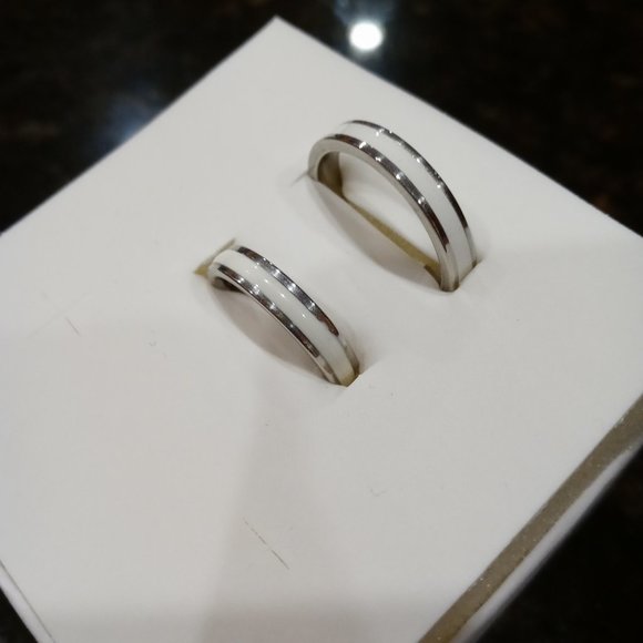 NWT His & Hers Wedding Band Set - Picture 4 of 7